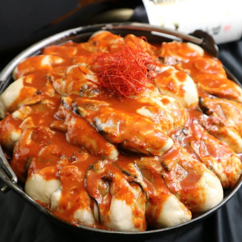 コースがおトク◎【夏はコレ！濃厚ウマ辛！！豪快！牡蠣鍋赤コース】