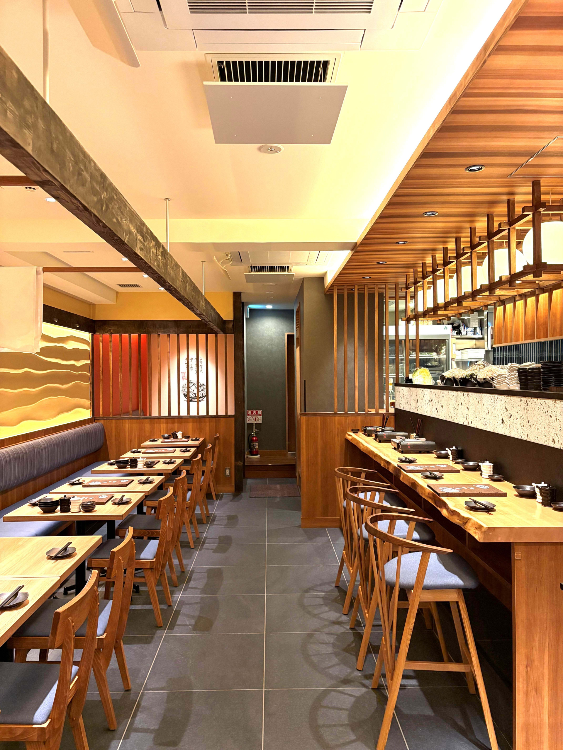 職人の手仕事を間近に楽しむカウンター席